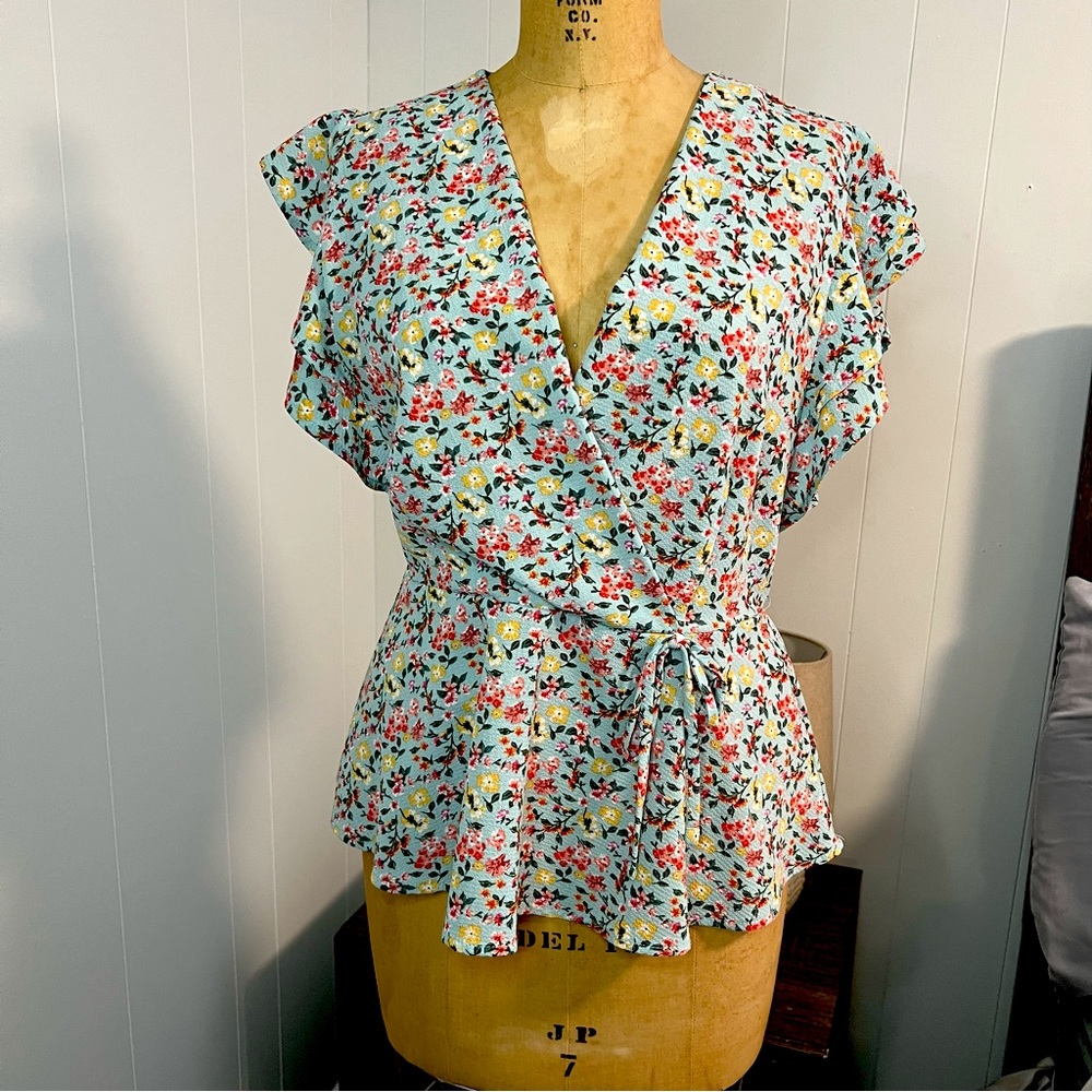Montesu top cap cup shortsleeved top with small floral print, deep v wrap style